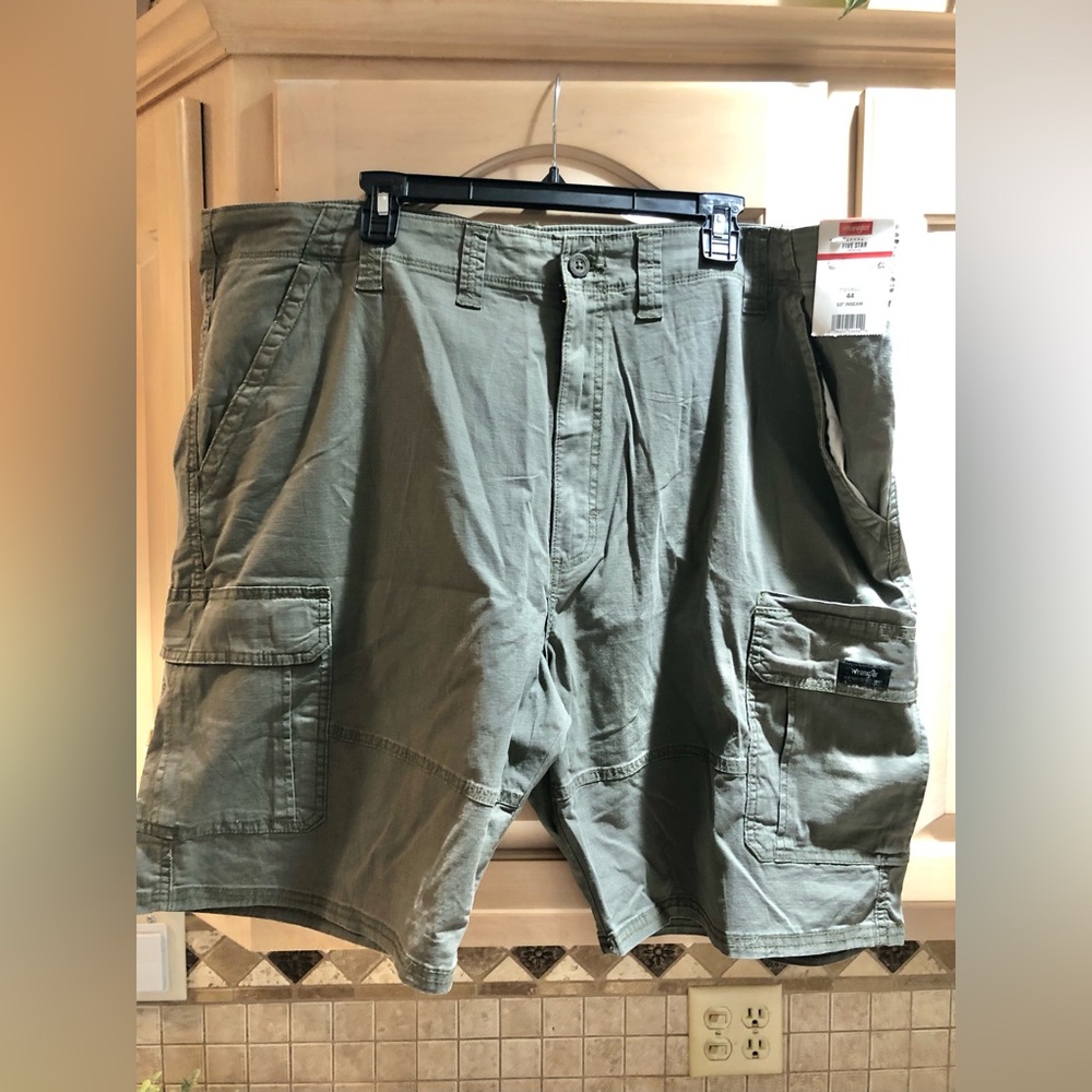 NWT Wrangler Green Cargo Tech Shorts Sz. 44